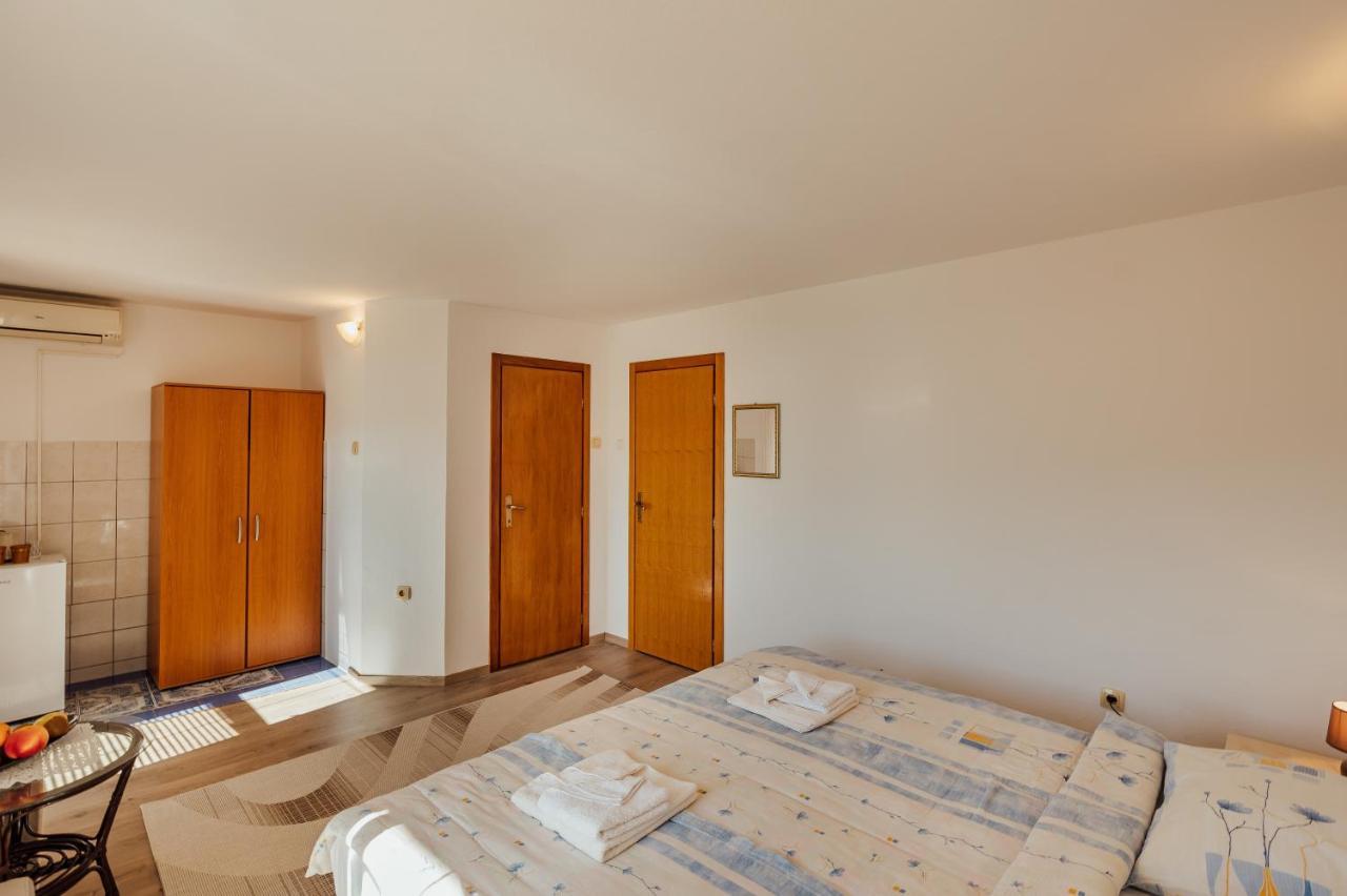 Apartmani Mara Кумбор Екстериор снимка